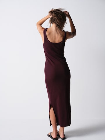 The Set Set: Kleid und Strickjacke in Rot