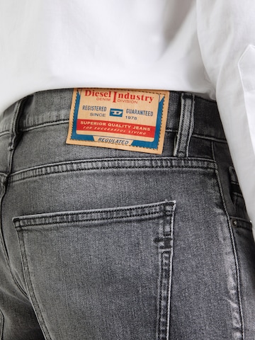 DIESEL Slim fit Jeans '2019 D-STRUKT' in Grey