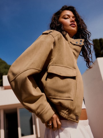 BershkaPrijelazna jakna - smeđa boja