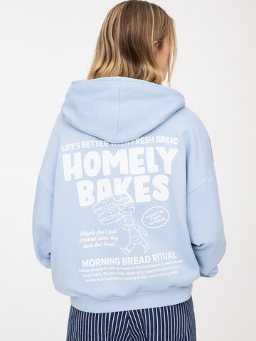 Pull&Bear Sweatshirt in Blue: front