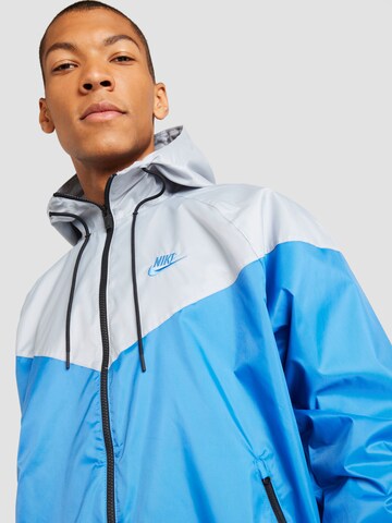 Nike Sportswear - Casaco meia-estação 'Windrunner' em azul