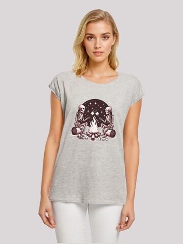 F4NT4STIC T-Shirt 'Skelette Lagerfeuer Marshmallow' in Grau: Vorderseite