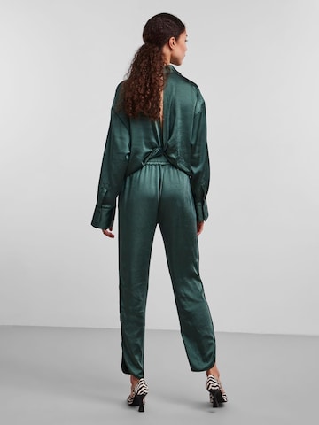 Tapered Pantaloni 'VIMA' de la Y.A.S pe verde