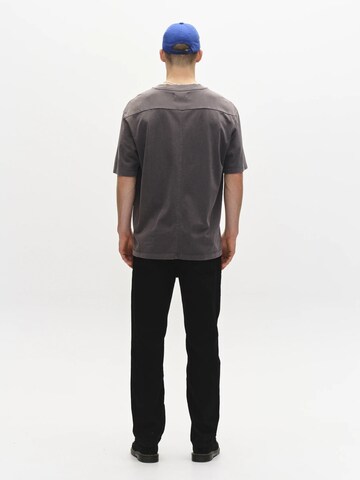 GABBA Bluser & t-shirts 'Nigel Wix Boxy Hour' i grå