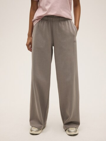 Pantaloni 'CALICE regular wide graphic sweat pants' di FILA in grigio: frontale
