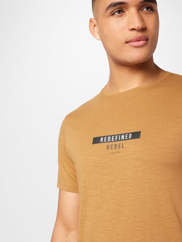 Tricou 'Guti' de la Redefined Rebel pe bej