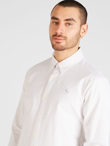 Coupe regular Chemise Abercrombie & Fitch en blanc
