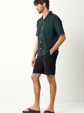 Next - regular Pantalón chino en negro