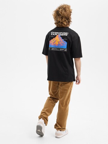 hydroponic - Camiseta 'Hydroponic Oversized Short-Sleeve Explorers Graphic T-Shirt' en negro