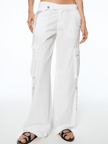 Pull&Bear Zvonové kalhoty Kapsáče – bílá: přední strana
