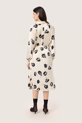 SOAKED IN LUXURY - Vestidos camiseiros 'Erwina' em bege