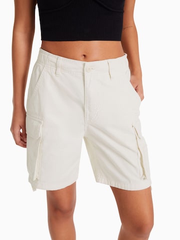 Bershka Regular Shorts in Weiß