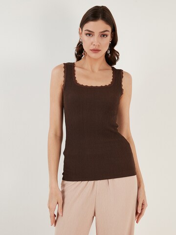 Top di LELA in marrone