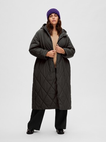 Selected Femme Curve Wintermantel 'Tora' in Zwart