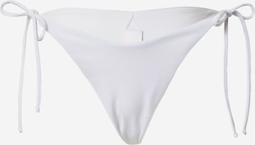 Slip costum de baie de la Hunkemöller pe alb: față