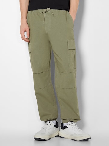 Bershka Loosefit Hose in Grün: predná strana