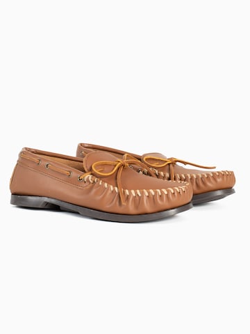 Mocasini de la Minnetonka pe maro