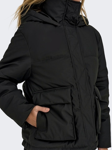 Veste mi-saison 'SALLY' ONLY en noir