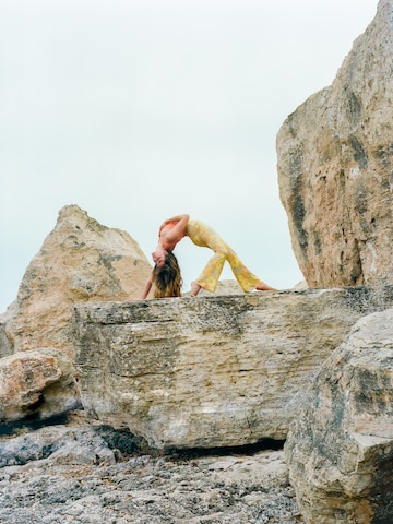 évasé Pantalon 'LOU' ABOUT YOU x Sofia Tsakiridou en jaune