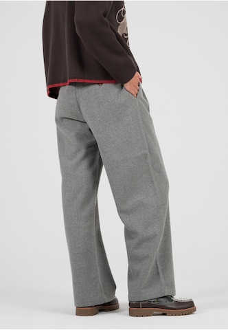 Wide leg Pantaloni con pieghe di Prohibited in grigio