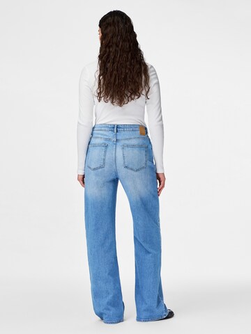 Wide leg Jeans 'PCSilke' de la PIECES pe albastru