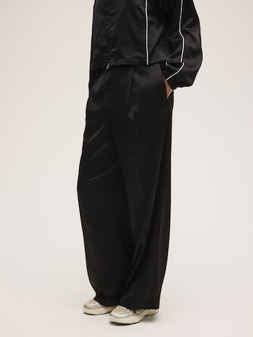 FILA - Loosefit Pantalón 'SERINA wide elastic waist pleated satin trousers' en negro: frente