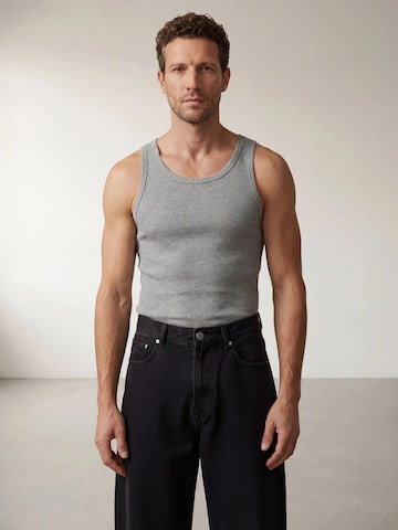 Maglietta 'The Peter Muscle-Fit Ribbed Tanktop - Light Grey Melange' di ARMIE in grigio: frontale
