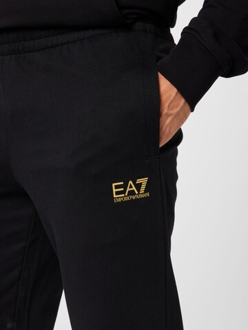 EA7 Emporio Armani - Tapered Pantalón en negro