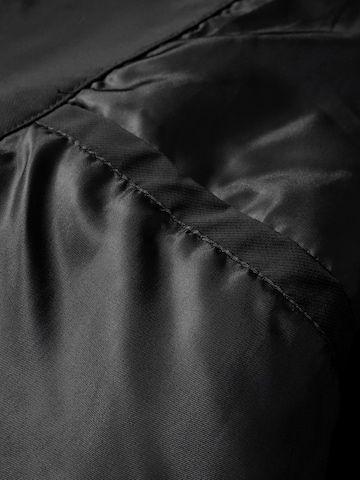 ALLTHEMEN Between-Seasons Coat 'Hülle' in Black