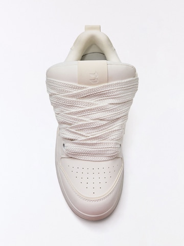 Bershka Låg sneaker i vit