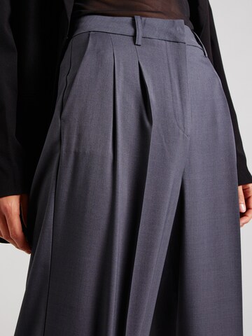 Wide leg Pantaloni con pieghe 'Rita' di VERO MODA in grigio