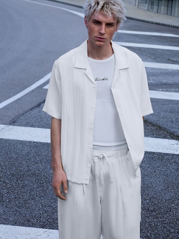 Bershka Comfort fit Button Up Shirt in White: front