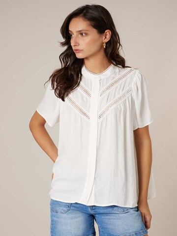 Chemisier 'Alessia' Deeluxe en blanc : devant