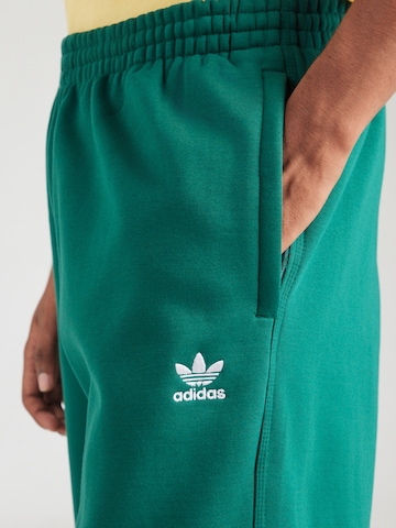 ADIDAS ORIGINALS - Loosefit Calças 'Trefoil Essentials' em verde