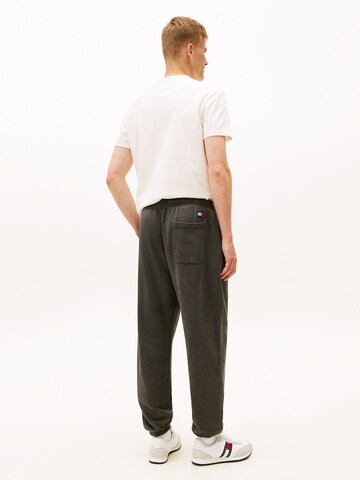 Tommy Jeans Tapered Nadrág 'NEW CLASSICS' - fekete
