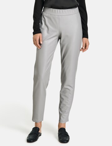 GERRY WEBER Slimfit Broek in Grijs: voorkant