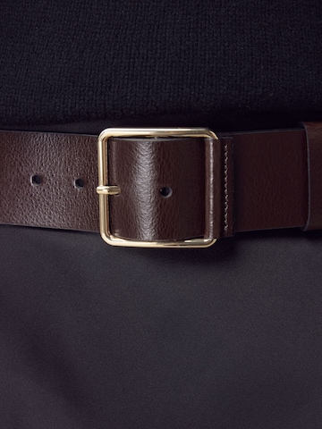 Next Vyö värissä punainen