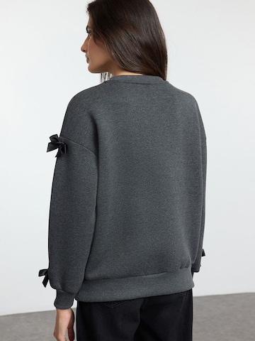 Trendyol Sweatshirt i grå