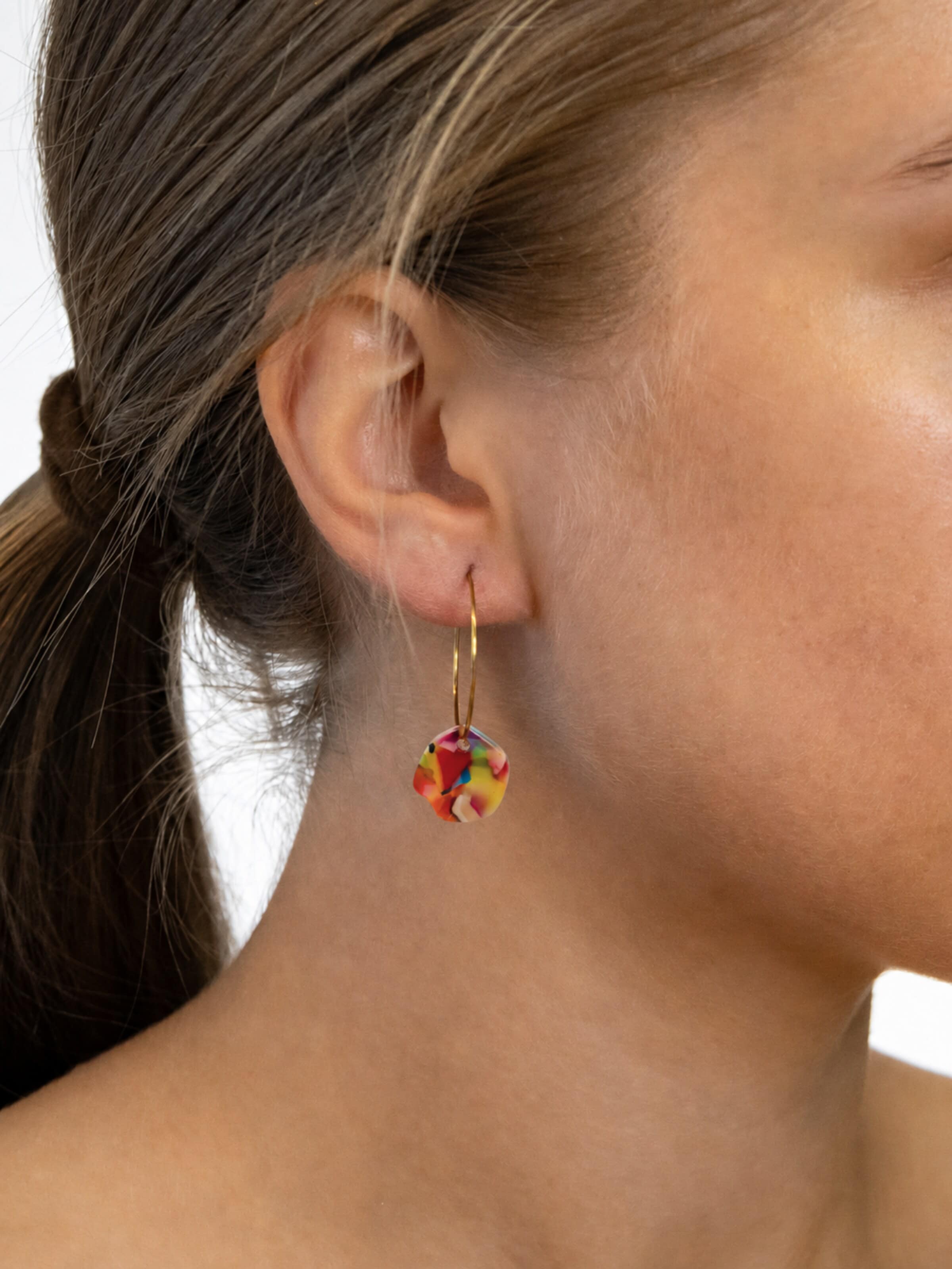 Boucles d'oreilles 'Acetat Creolen Alice' Fräulein Wunder en rouge : devant