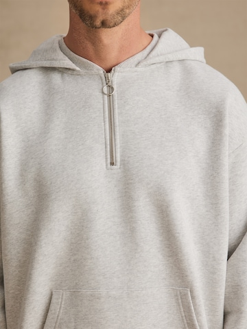 DAN FOX APPAREL Sweatshirt in Grey