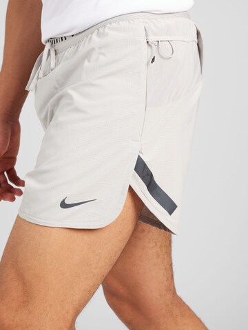 NIKE Normální Sportovní kalhoty – šedá