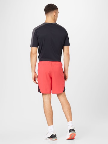 UNDER ARMOURregular Sportske hlače 'Launch' - crvena boja