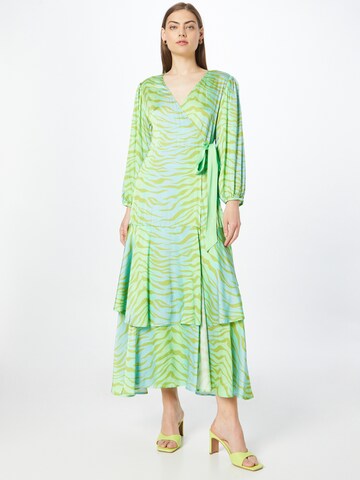 DELICATELOVE Φόρεμα 'VOU' σε πράσινο: μπροστά