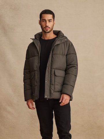 DAN FOX APPAREL Jacke 'Jayson' in Grau: predná strana