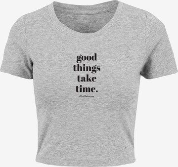 Merchcode Shirt 'Good Things Take Time' in Grijs: voorkant