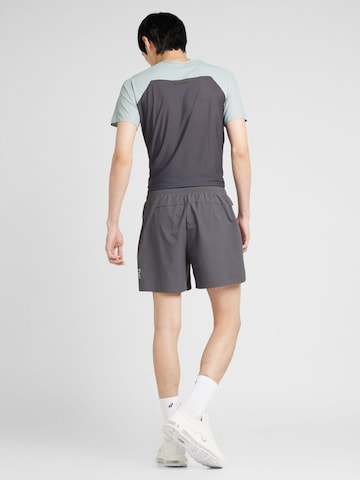 On Regular Sportshorts 'Essential' in Grau