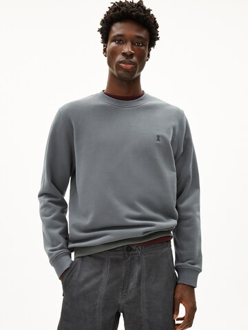 ARMEDANGELS Sweatshirt in Grey: front