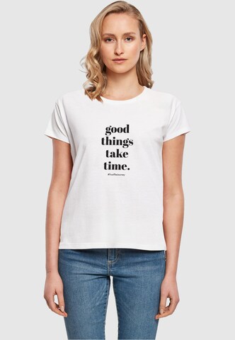 Merchcode T-Shirt 'Good Things Take Time' in Weiß: Vorderseite