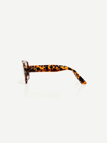 Ochelari de soare de la Bershka pe maro
