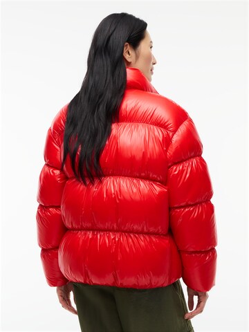 Tommy Jeans Χειμερινό μπουφάν σε κόκκινο